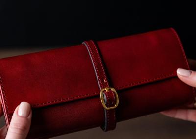 raudonas  papuosalu odinis deklas aplankas auskarams moterims papuosalams dovana gimtadienio kaledu proga merginai zmonai mamai